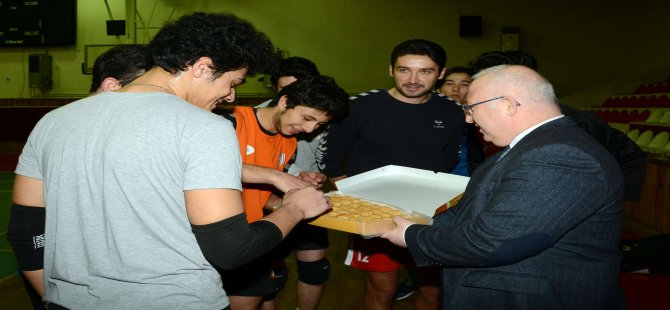 Başkan Gümüş’ten Voleybolculara Baklava Sürprizi