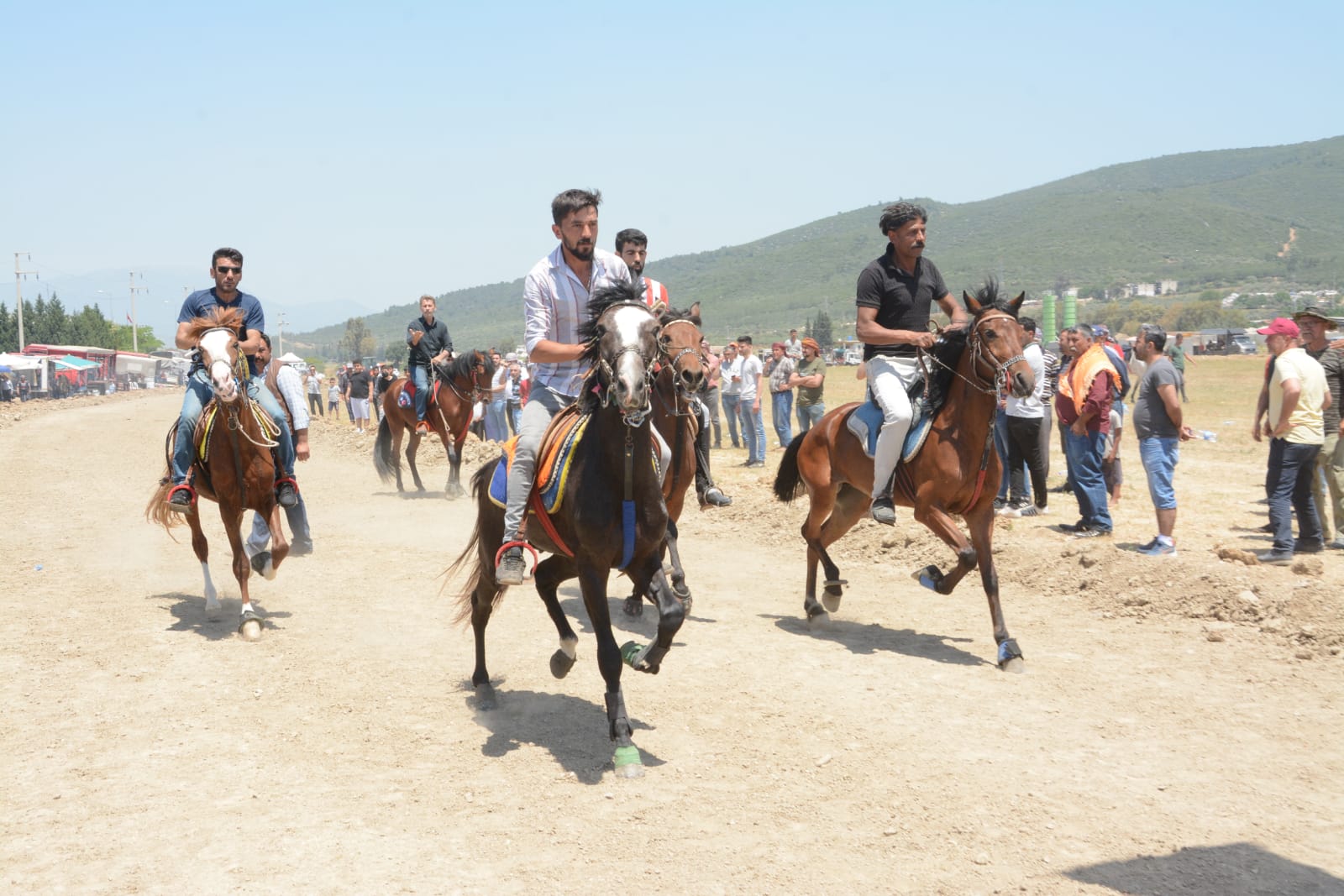 Rahvan Atlar, 7 yıl sonra Torbalı’da yarıştı