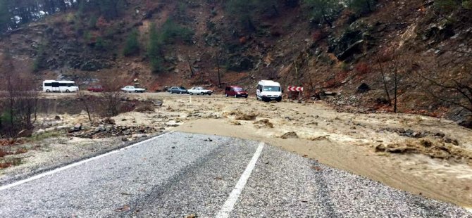 Kozak Yolunda Heyelan Yol Kapattı