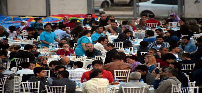 Aliağa Belediyesi’nin İftar Yemeğine Yoğun İlgi