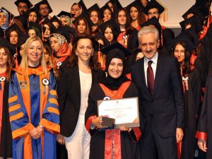 Acıbadem Üniversitesi’nde Mezuniyet Sevinci