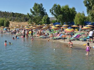 Foça'da Yaz Dolu Dizgin Devam Ediyor