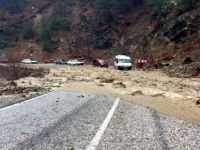 Kozak Yolunda Heyelan Yol Kapattı