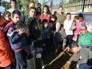 Aliağa'da Okul Bahçeleri Yeşilleniyor